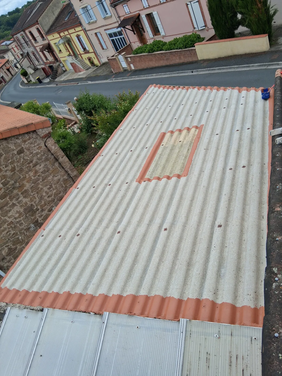 Toiture de garage en fibro-ciment nettoyée avant application de l’hydrofuge coloré à Castres