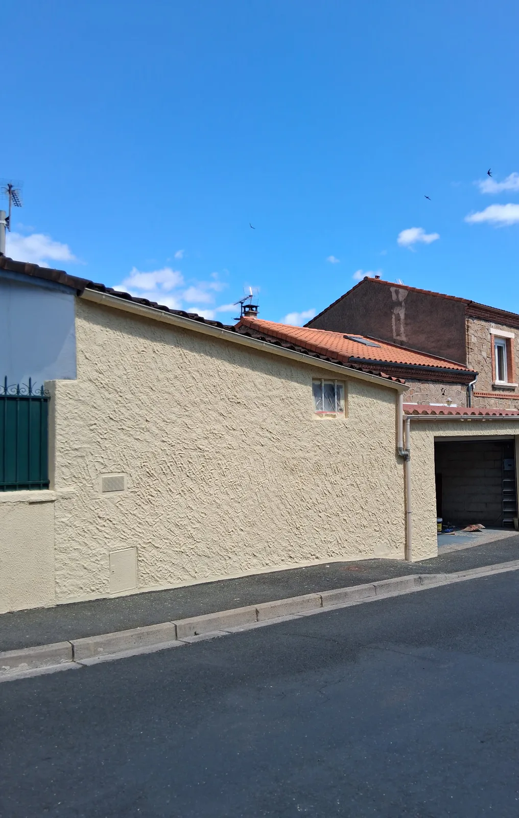 Ravalement de façade d’un garage à Carmaux